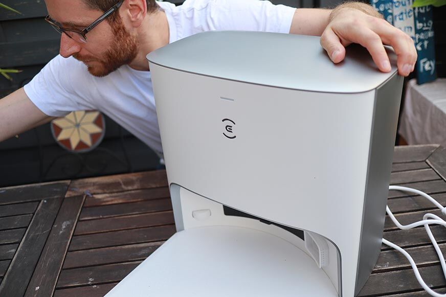 Die Designelemente der Ecovacs Deebot T10 Plus Station sind in der Nahaufnahme zu sehen